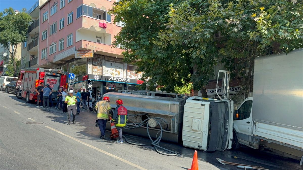 Bayrampaşa’da su tankerinin çarptığı ticari aracın sürücüsü yaralandı