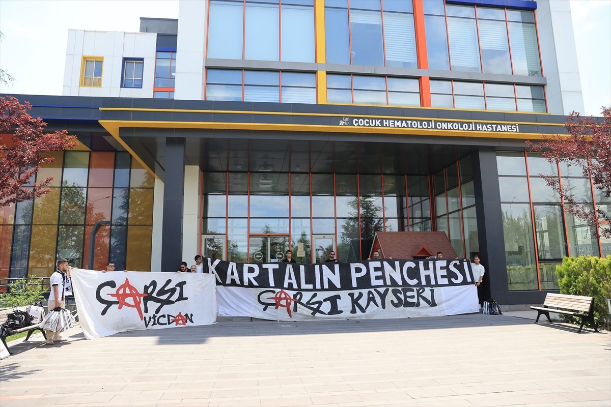 Beşiktaş taraftar grupları KANKA Hastanesi’ndeki kanser hastası çocuklara hediye dağıttı