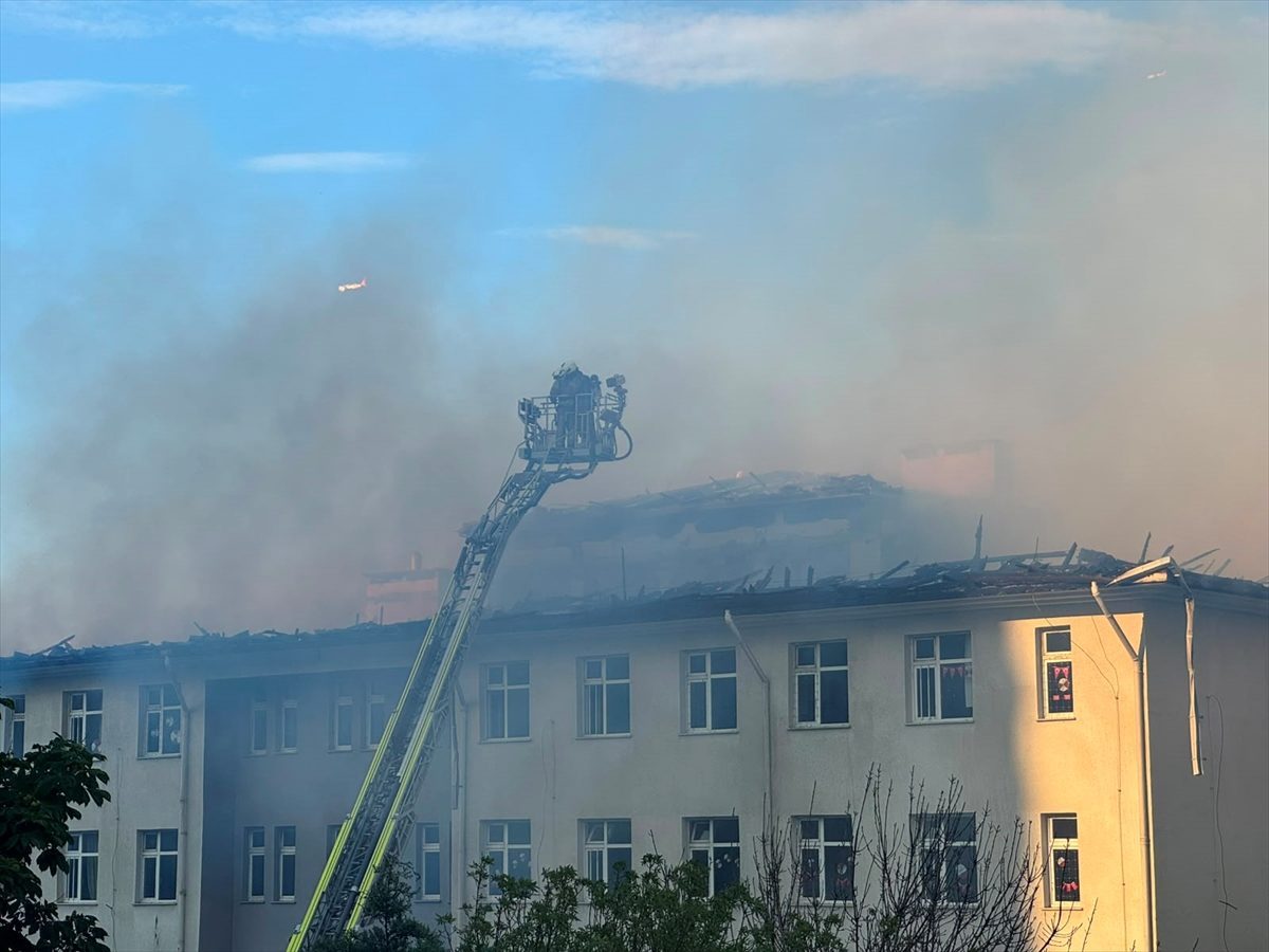 Beylikdüzü’nde okulun çatısında çıkan yangına müdahale ediliyor