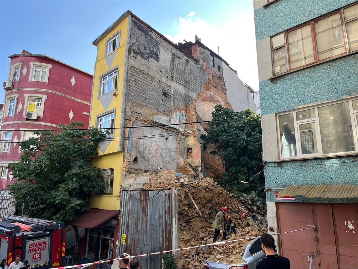Beyoğlu’nda 2 katlı metruk bina çöktü