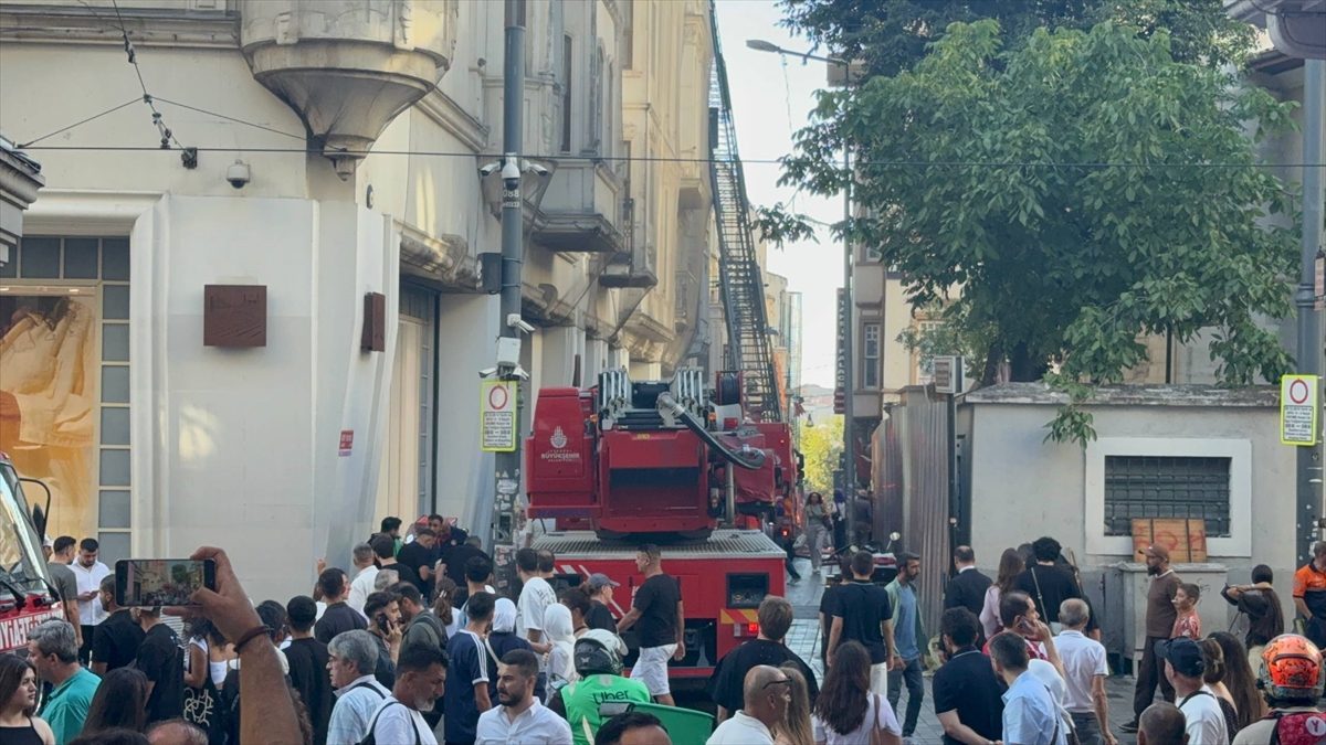 Beyoğlu’nda restoranda çıkan yangın hasara yol açtı