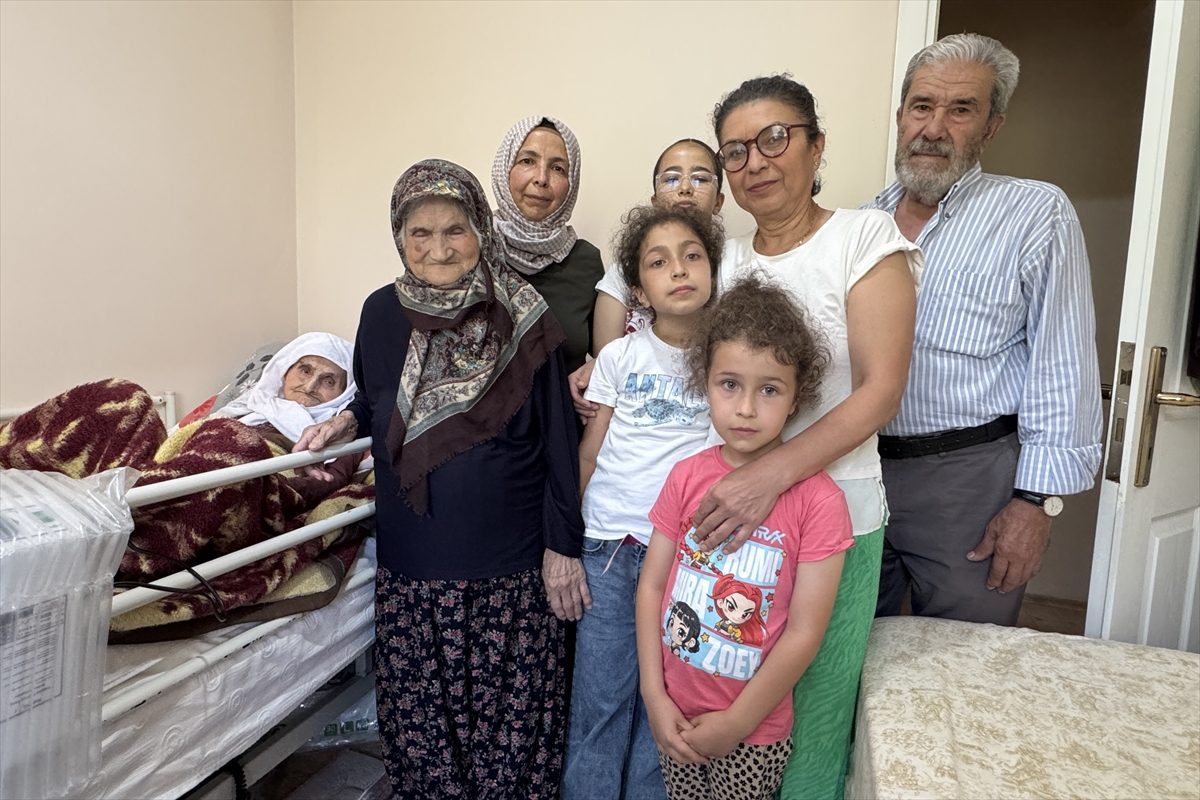 Bilecik’te 107 yaşındaki Hatice Oskay için doğum günü pastası kesildi