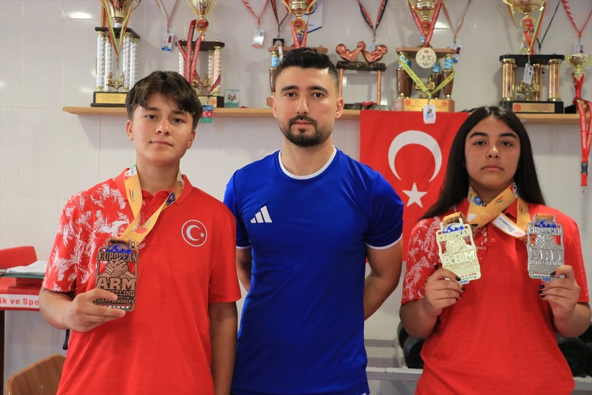 Bilek güreşçi kızların dünya şampiyonluğu hedefi