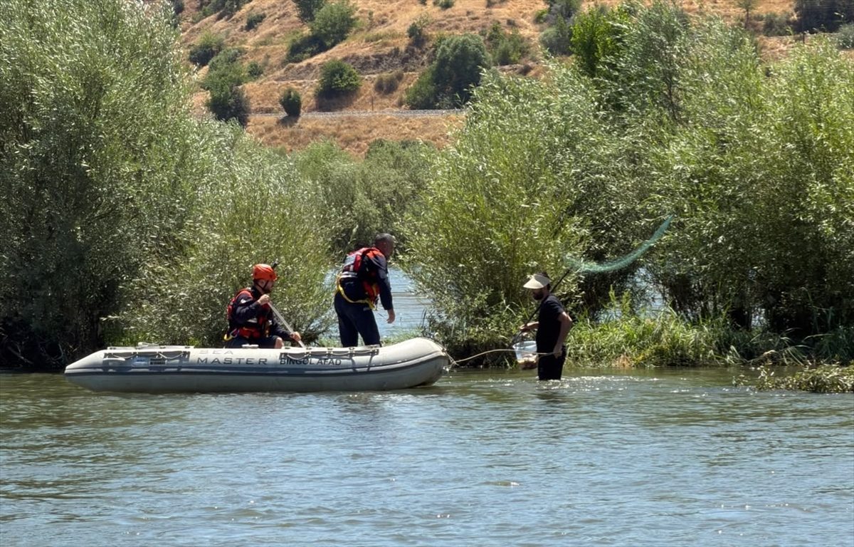 Bingöl’de Murat Nehri’nde adacıkta mahsur kalan kişi kurtarıldı