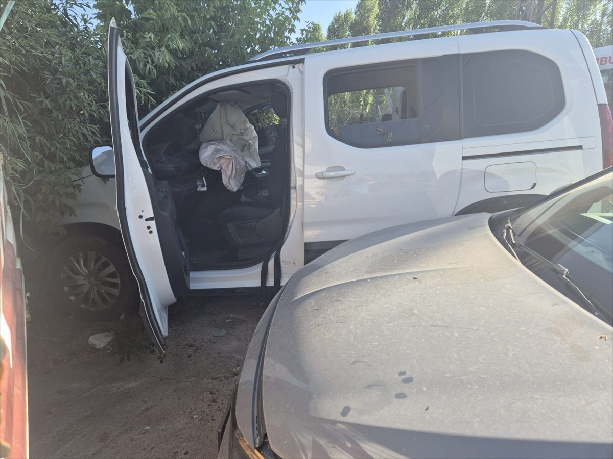 Bingöl’de otomobil ile hafif ticari araç çarpıştı, 3 kişi yaralandı