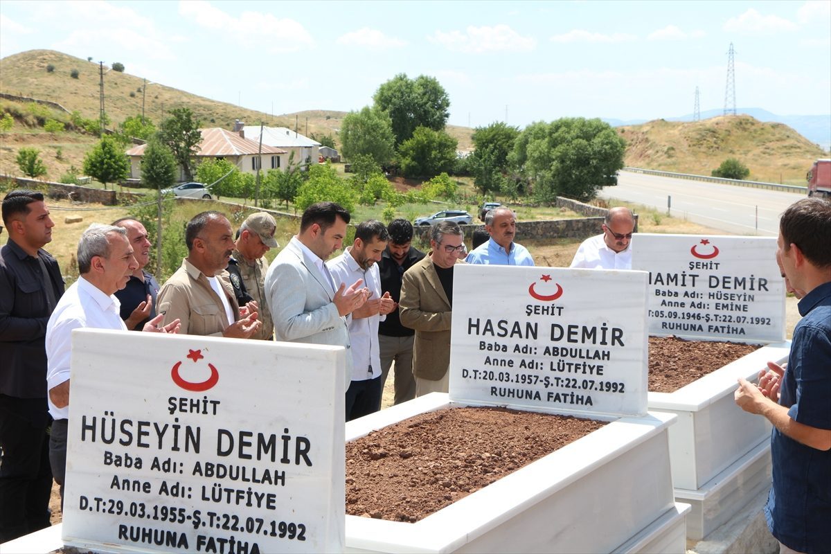 Bingöl’de terör örgütü PKK’nın katlettiği 3 kardeş mezarları başında anıldı