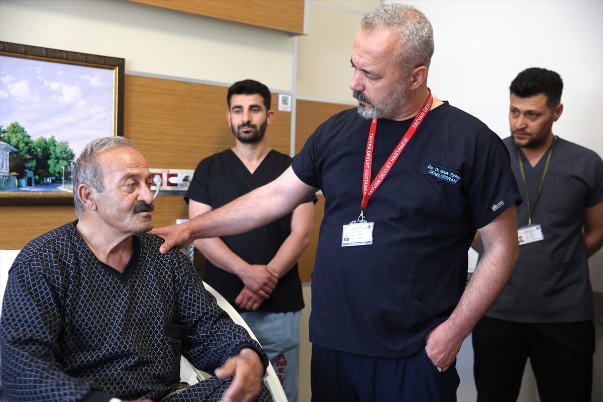 Bitlis’te 70 yaşındaki hastanın karın ve kasık fıtıkları tek ameliyatla tedavi edildi