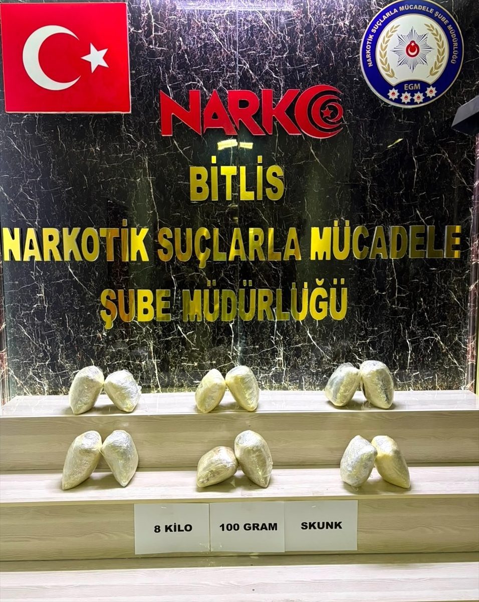 Bitlis’te çuvallara gizlenmiş 8 kilo 100 gram uyuşturucu ele geçirildi