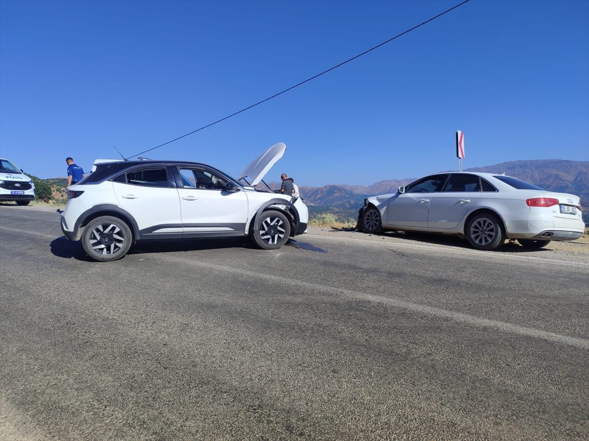 Bitlis’te otomobil ile SUV tipi aracın çarpışması sonucu 3 kişi yaralandı