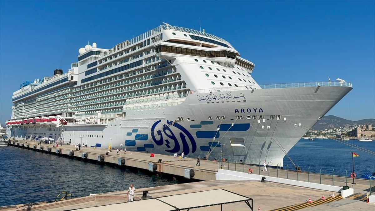 Bodrum’a “Aroya” adlı kruvaziyer 2 bin 360 turistle geldi