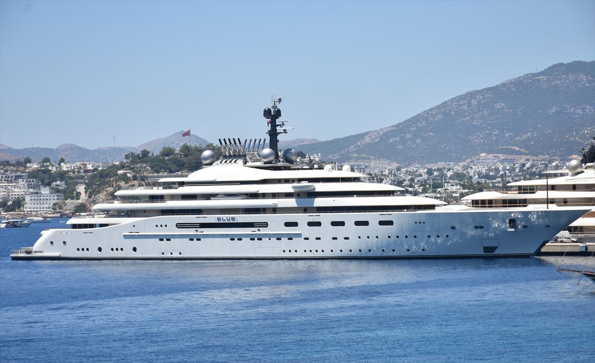 Bodrum’a gelen dev yatlar “Blue” ve “Hadar”a tankerlerle yakıt ikmali yapıldı