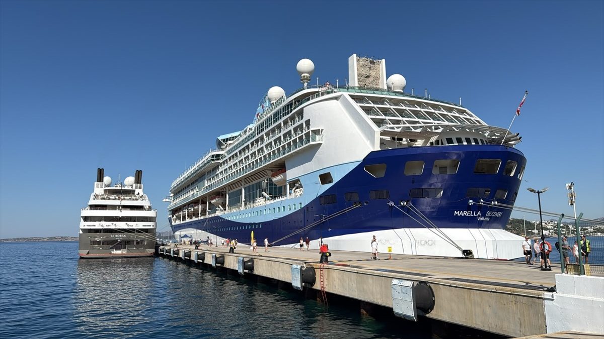 Bodrum’a iki kruvaziyerle 1987 turist geldi