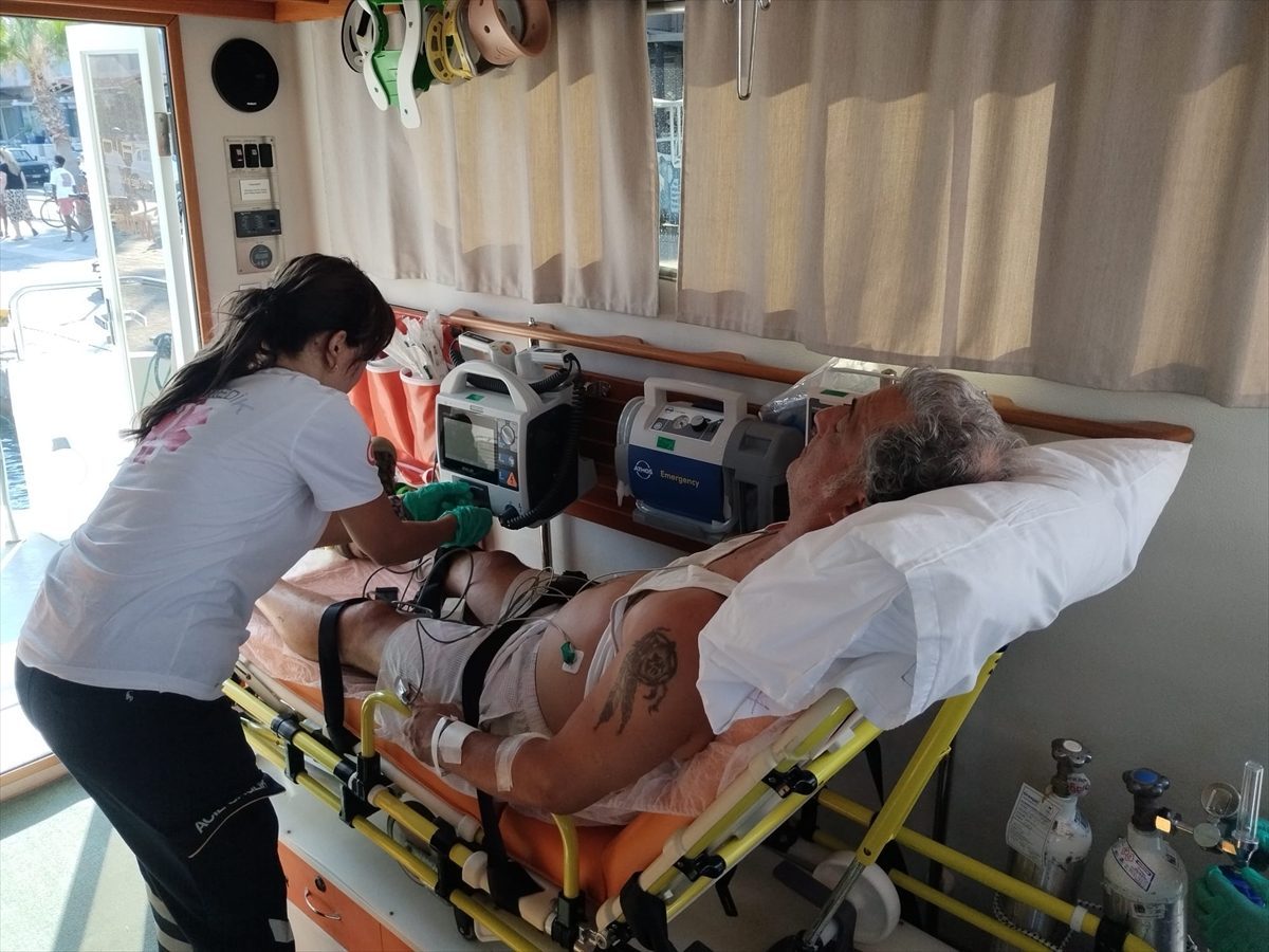 Bodrum’da 1’i yabancı uyruklu 3 kişiye deniz ambulansıyla tıbbi tahliye yapıldı