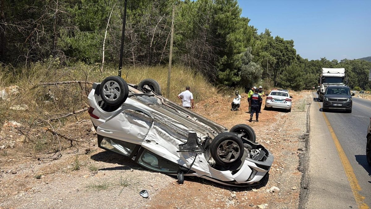 Bodrum’da iki otomobilin çarpıştığı trafik kazasında 2 kişi yaralandı