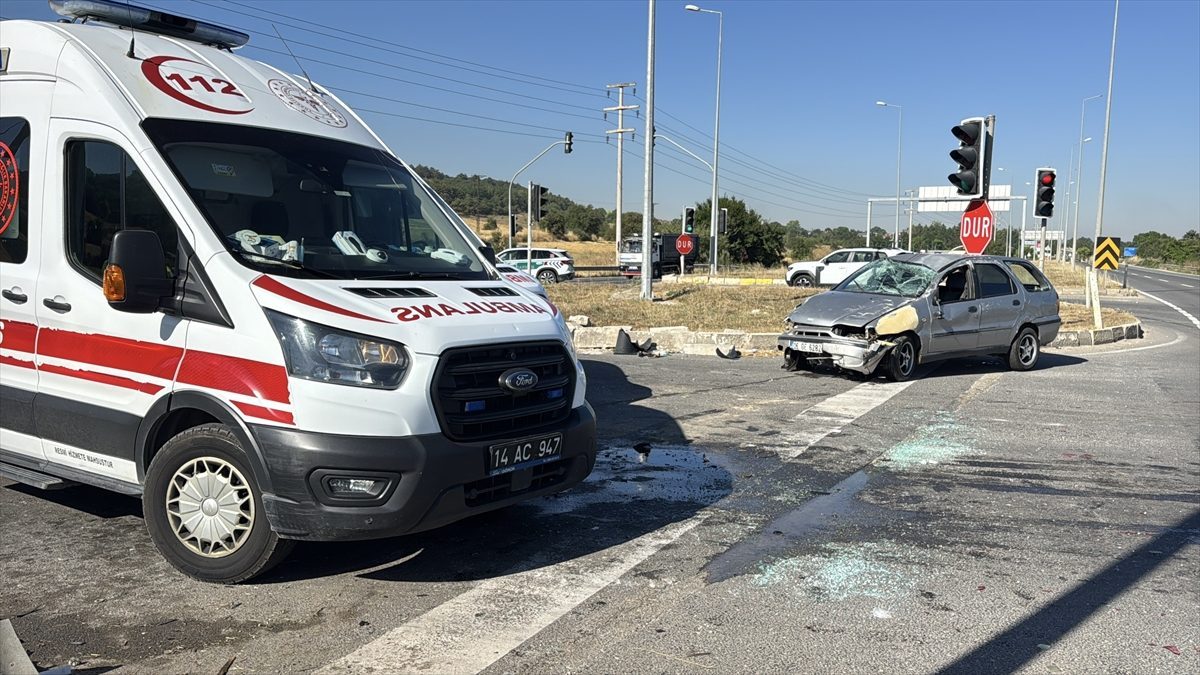 Bolu’da refüje çarpıp takla atan otomobildeki 5 kişi yaralandı
