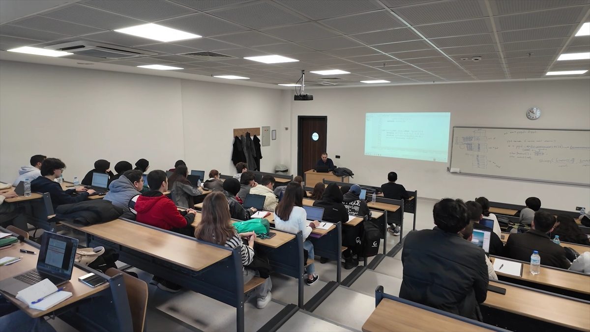 BTÜ’de üniversite adayları tercih öncesi bölümleri deneyimliyor