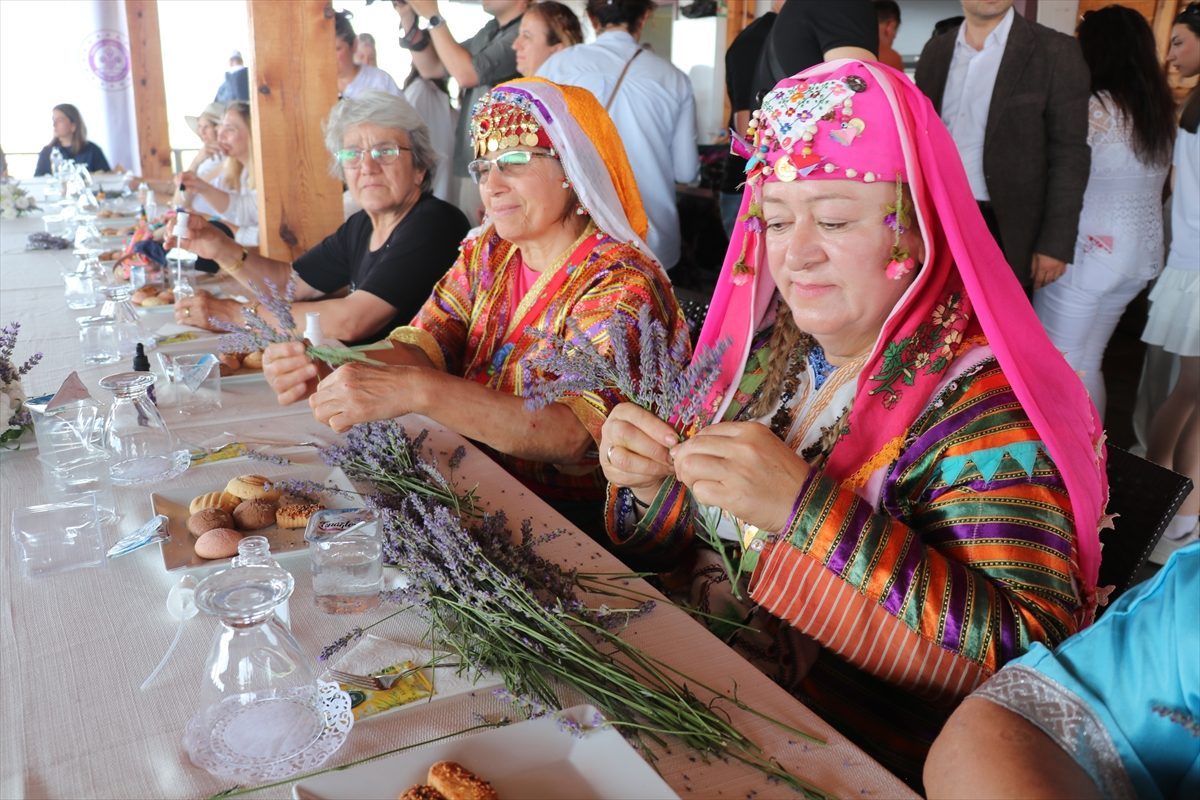 Burdur’da “2. Lavanta Hasat ve Sanat Günleri” kapsamında hasat etkinliği düzenlendi