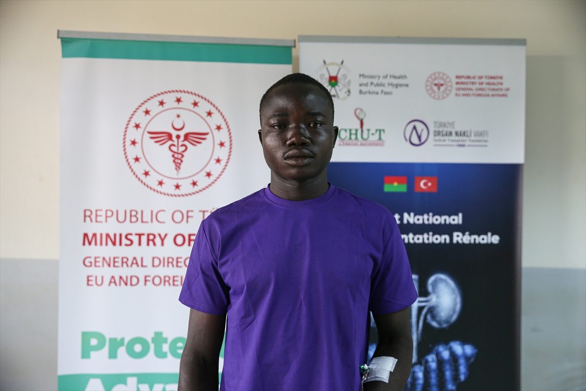 Burkina Faso’da böbrek nakli yapılacak hastaların Türk doktorlarına güveni tam