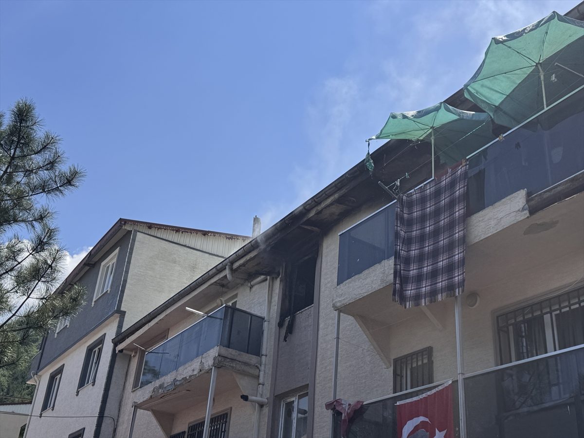 Bursa’da 3 katlı binanın çatısında çıkan yangın söndürüldü