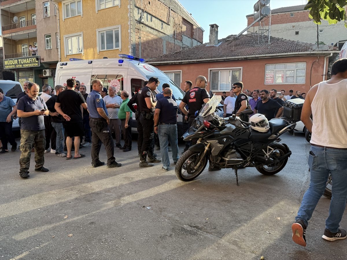 Bursa’da bıçaklı kavgada 3 kişi yaralandı