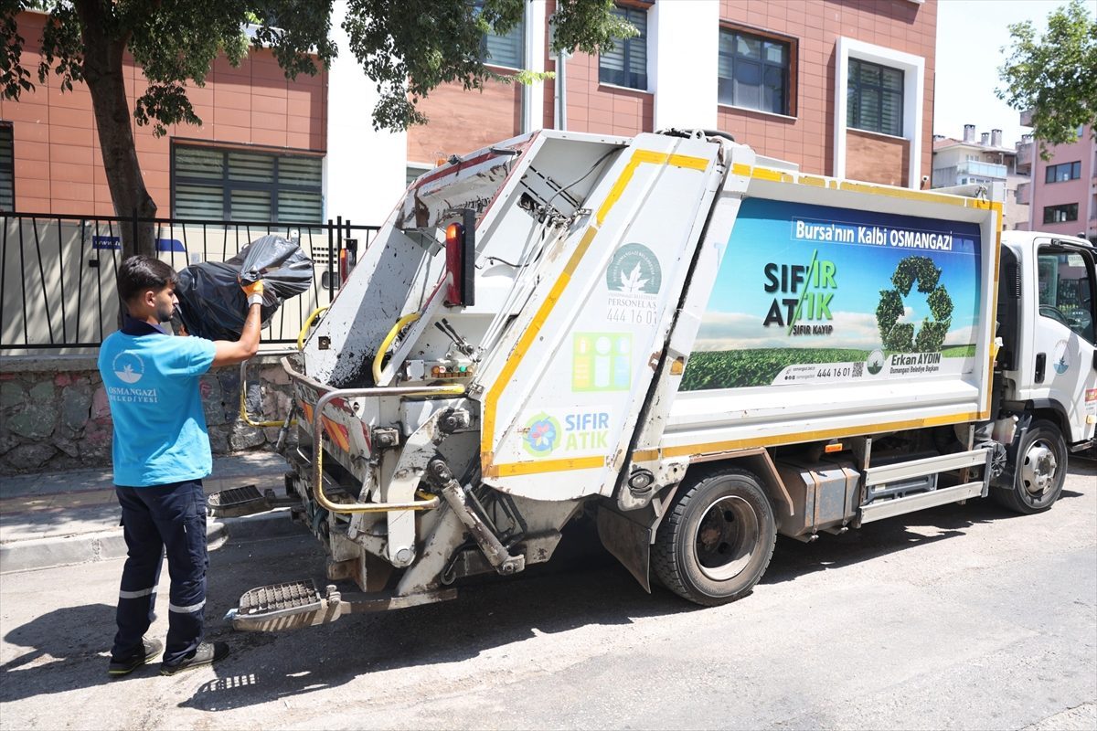 Bursa’da bir evden 5 ton çöp çıkarıldı