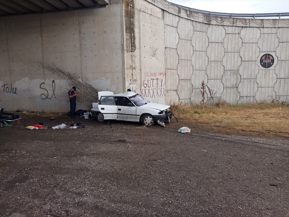 Bursa’da duvara çarpan otomobildeki 3 kişi öldü, 2 kişi ağır yaralandı