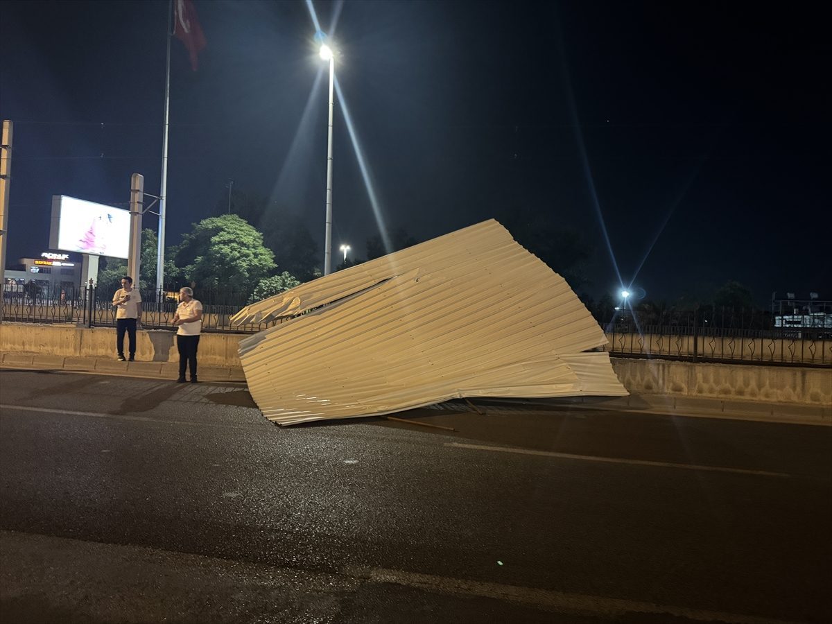 Bursa’da kuvvetli rüzgar nedeniyle çatı uçtu