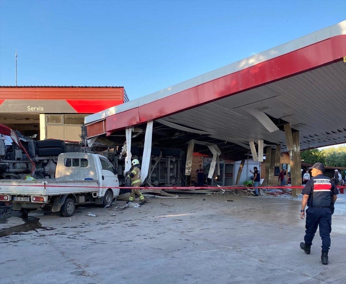 Bursa’da tır akaryakıt istasyonundaki marketin duvarına çarptı, 1 kişi öldü, 2 kişi yaralandı