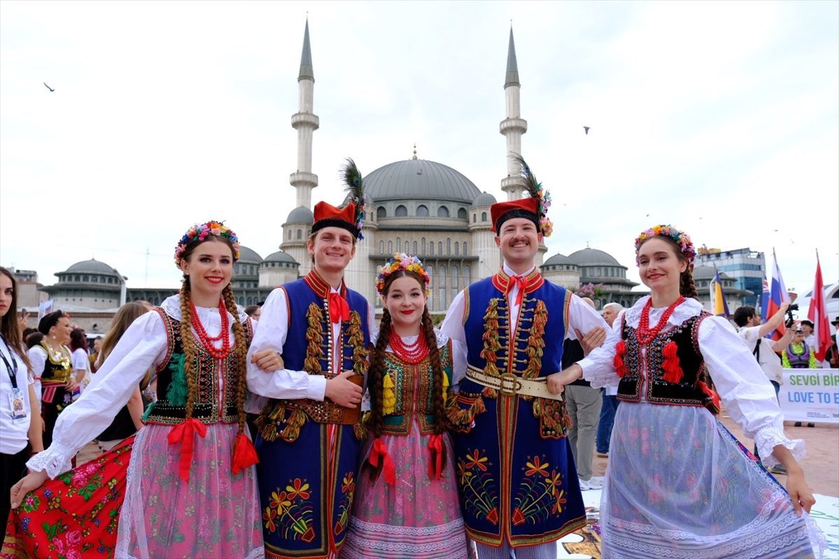 “Büyükçekmece Kültür ve Sanat Festivali” kapsamında Taksim Meydanı’nda tören düzenlendi