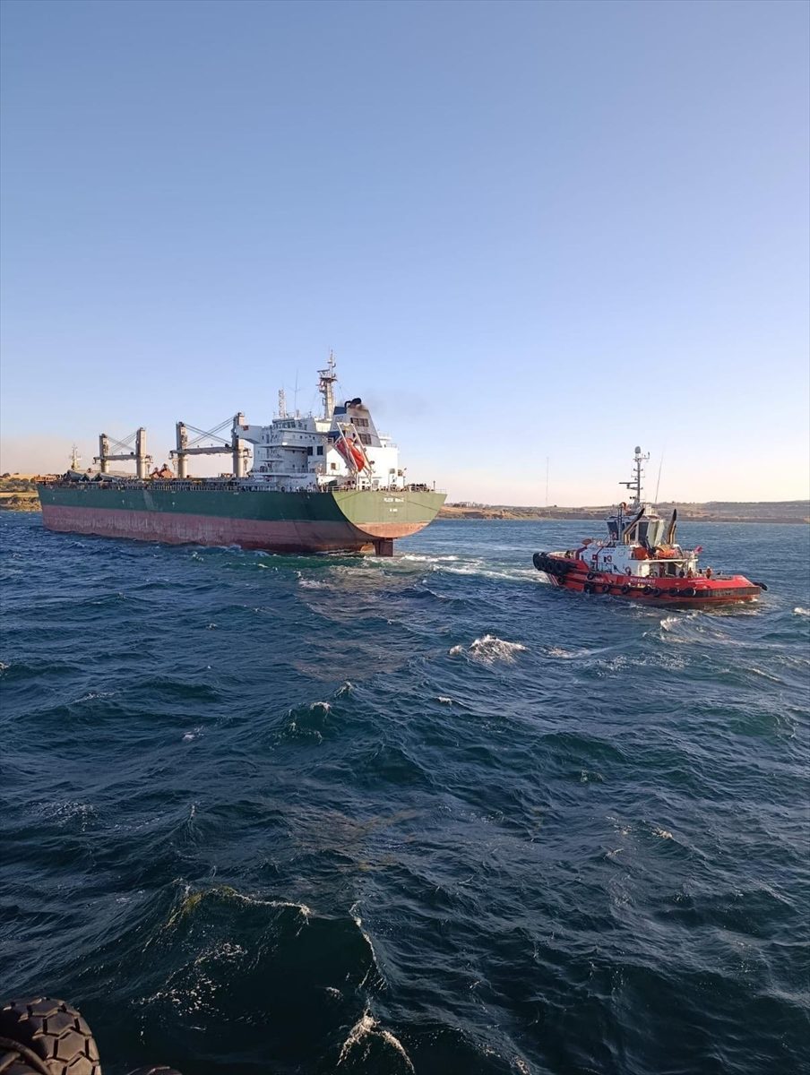 Çanakkale Boğazı gemi trafiği, karaya oturan yük gemisi nedeniyle askıya alındı