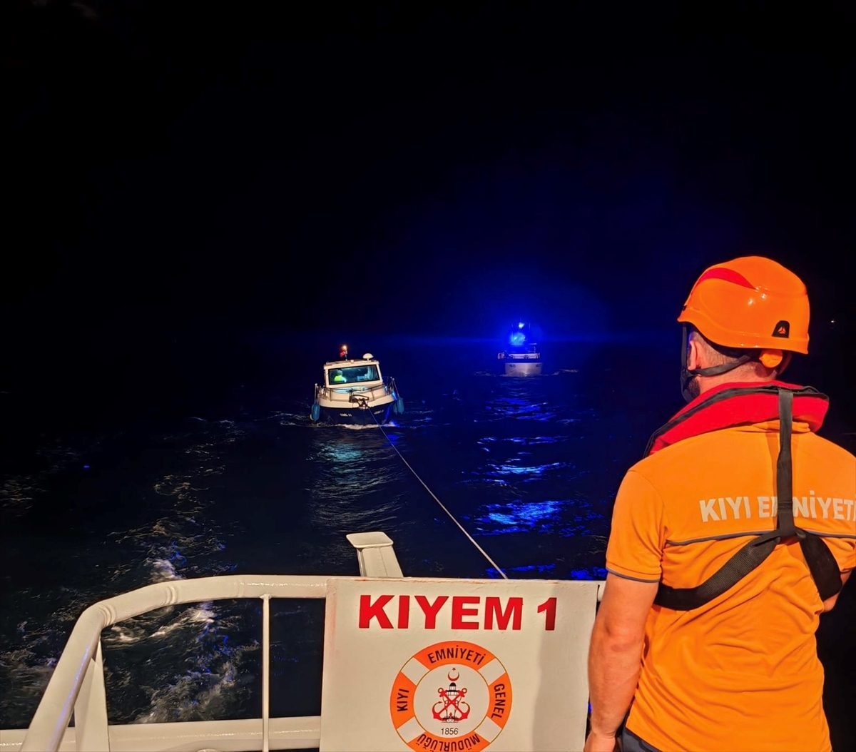 Çanakkale Boğazı’nda arızalanıp sürüklenen tekne kurtarıldı