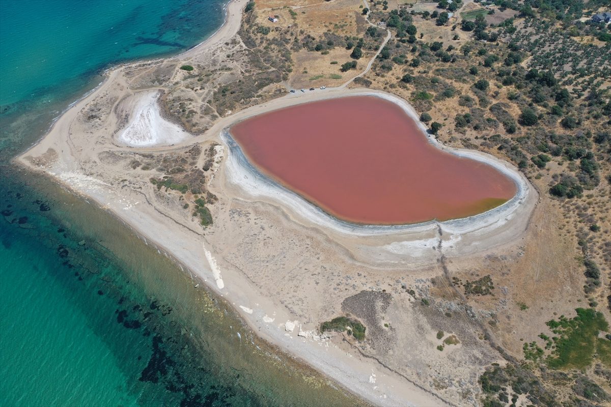 Çanakkale’deki “Kalpli Göl” pembeye büründü