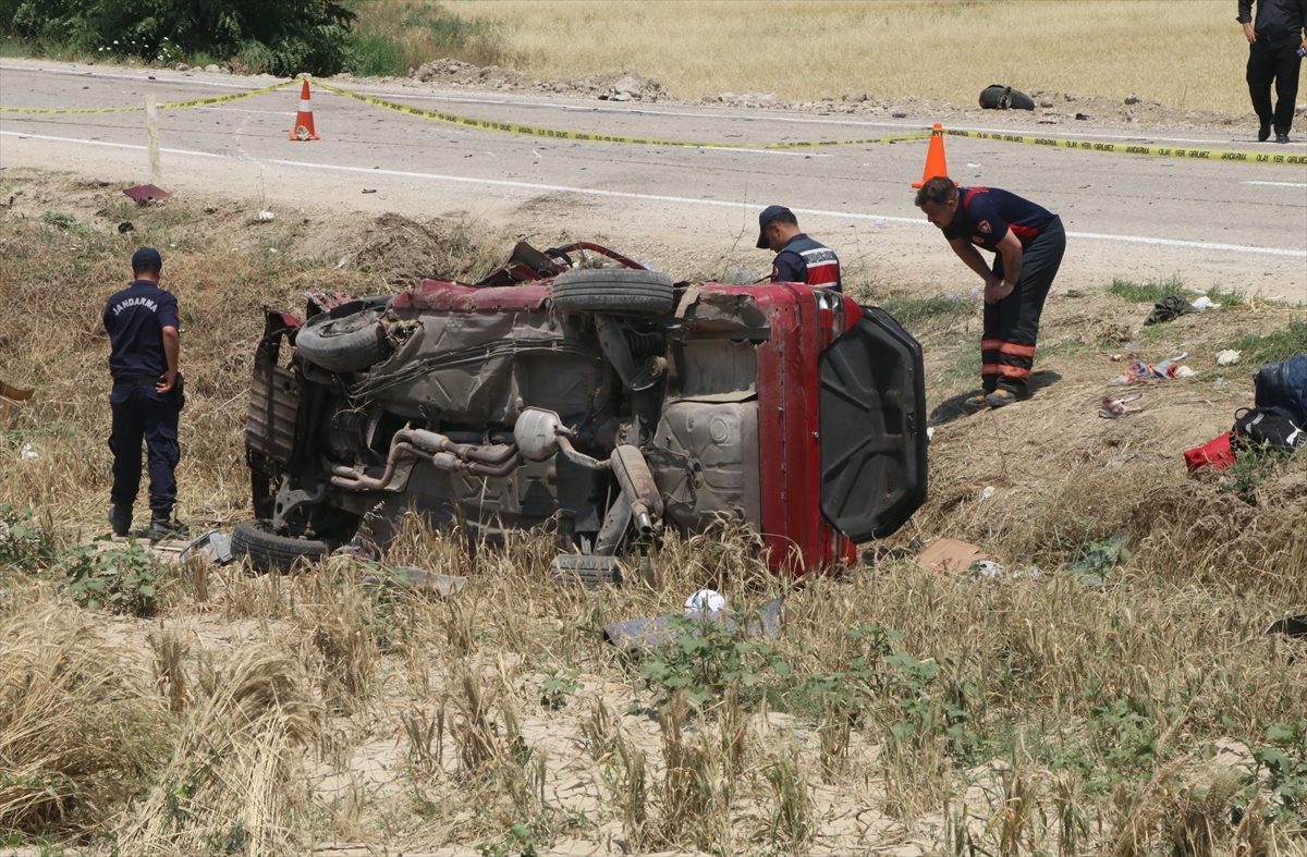 Çankırı’da hafif ticari araç ile otomobil çarpıştı, 3 kişi öldü, 4 kişi yaralandı