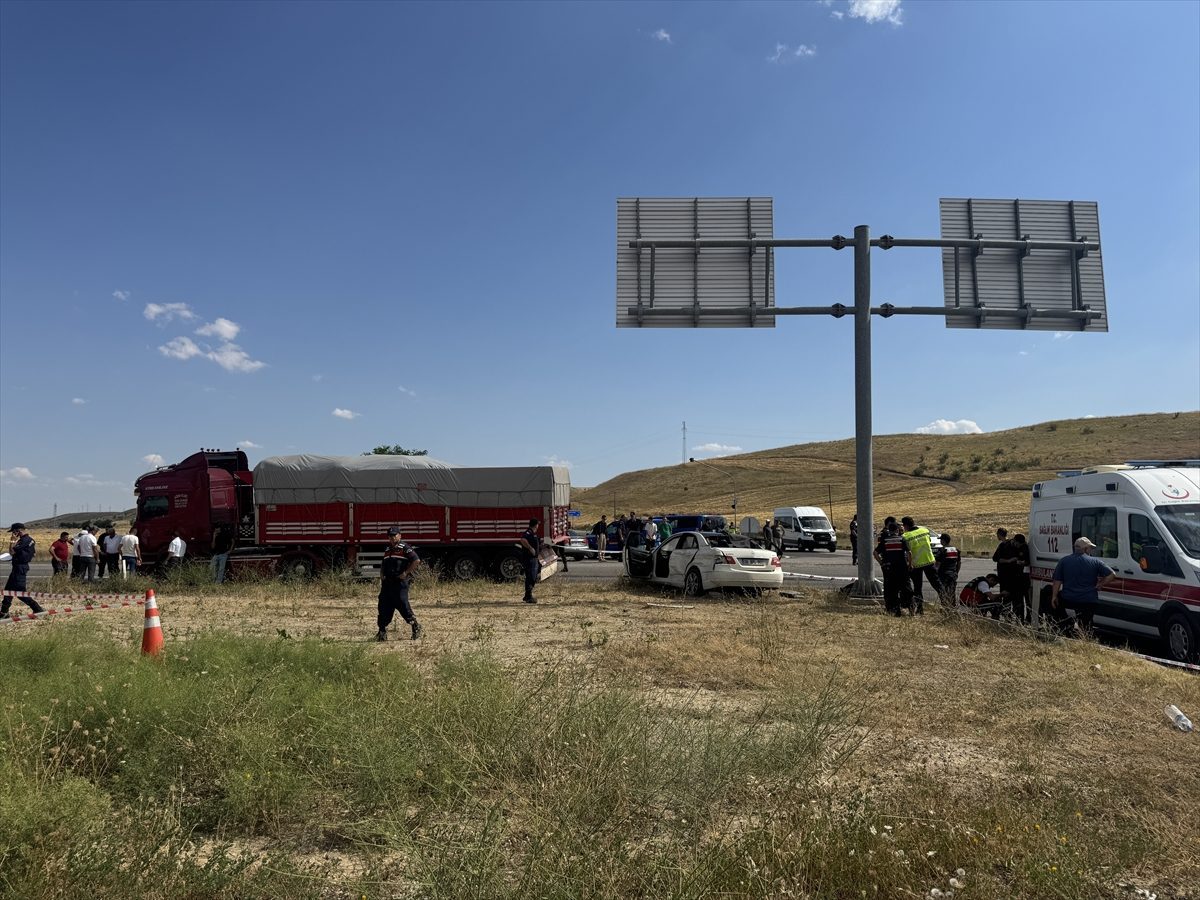 Çankırı’da tır ile otomobilin çarpıştığı kazada 3 kişi öldü, 2 kişi yaralandı