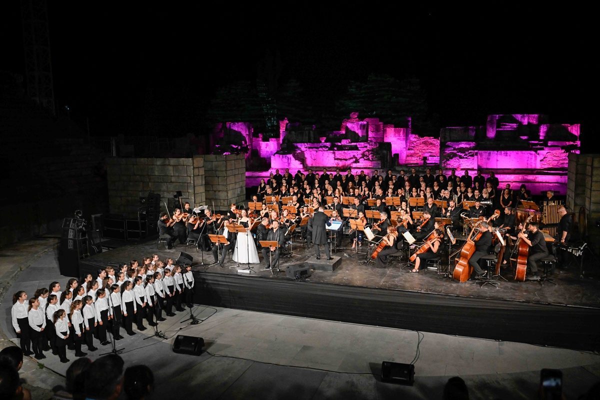 “Carmina Burana” kantatı Efes Opera ve Bale Festivali’nde sanatseverlerle buluştu