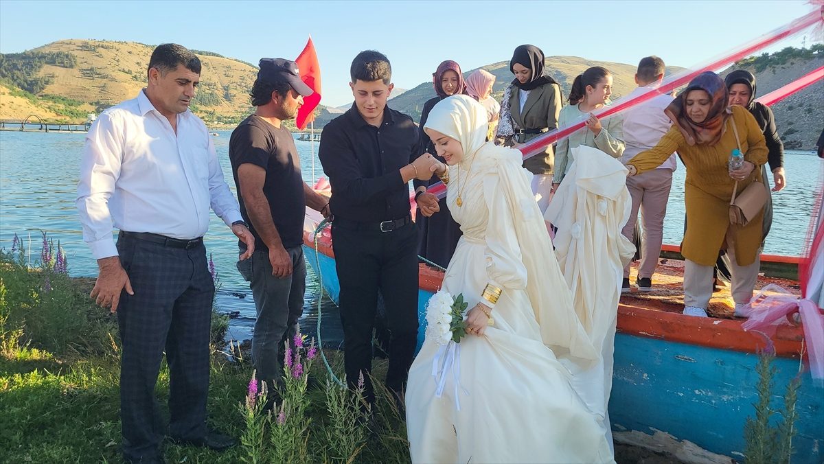 Çat Barajı’ndaki “yüzen adalar”da ilk nikah kıyıldı