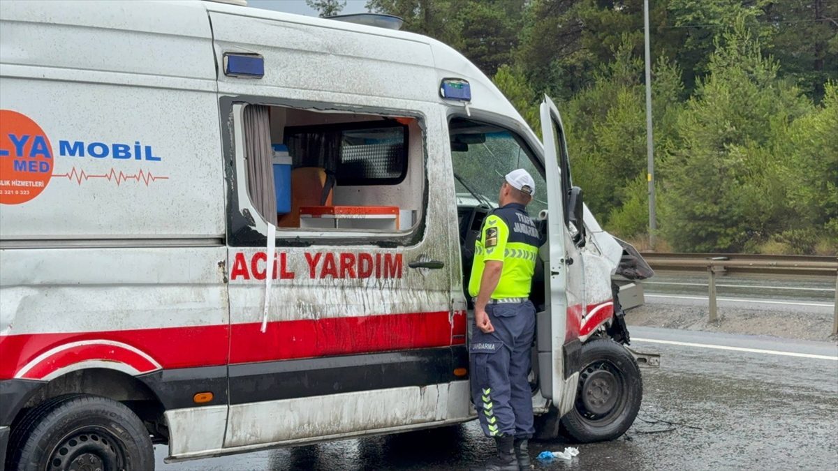 Çekmeköy’de devrilen ambulansın sürücüsü yaralandı