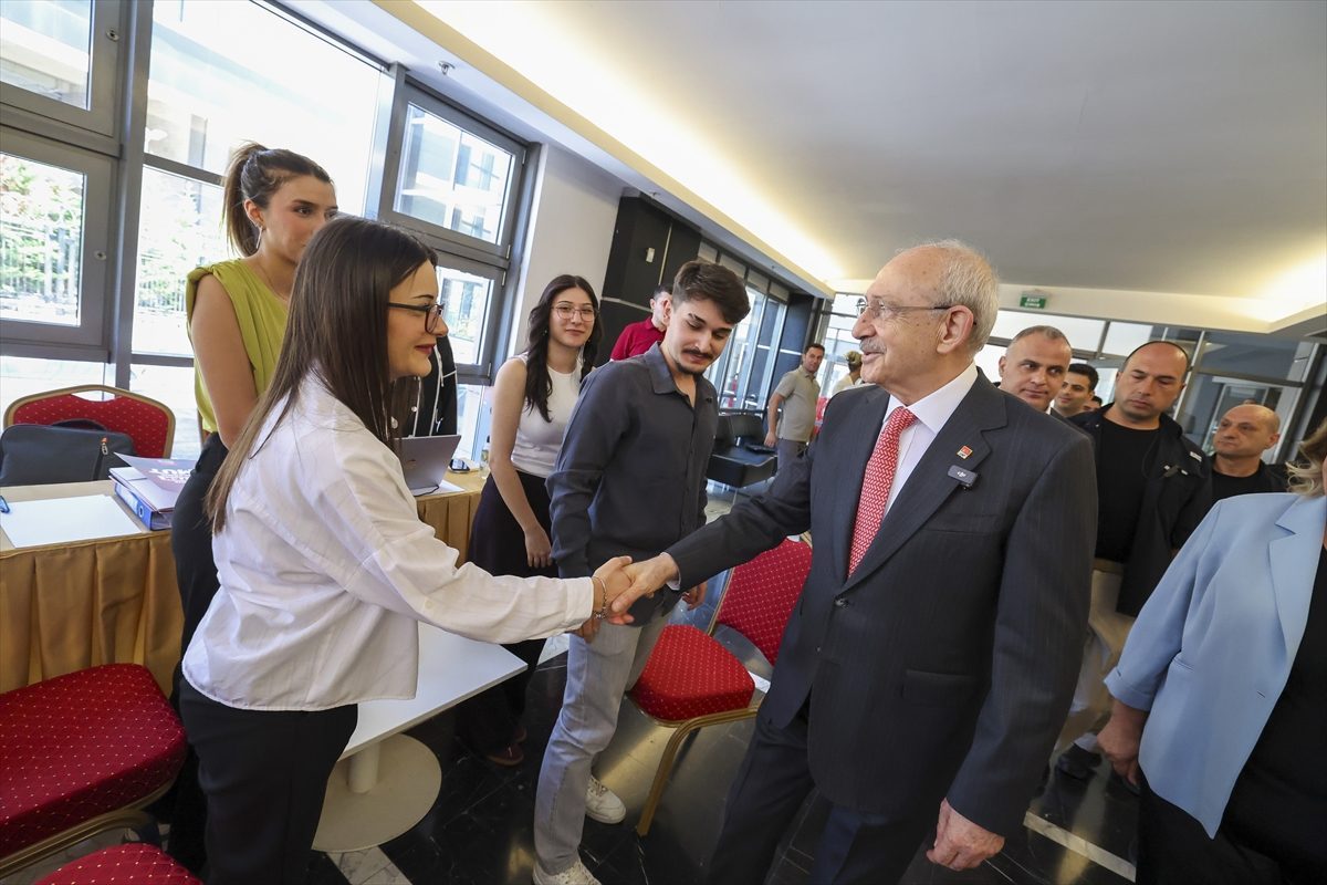 CHP Genel Başkanı Kılıçdaroğlu, partisindeki Üniversite Tercih Merkezi’ni ziyaret etti