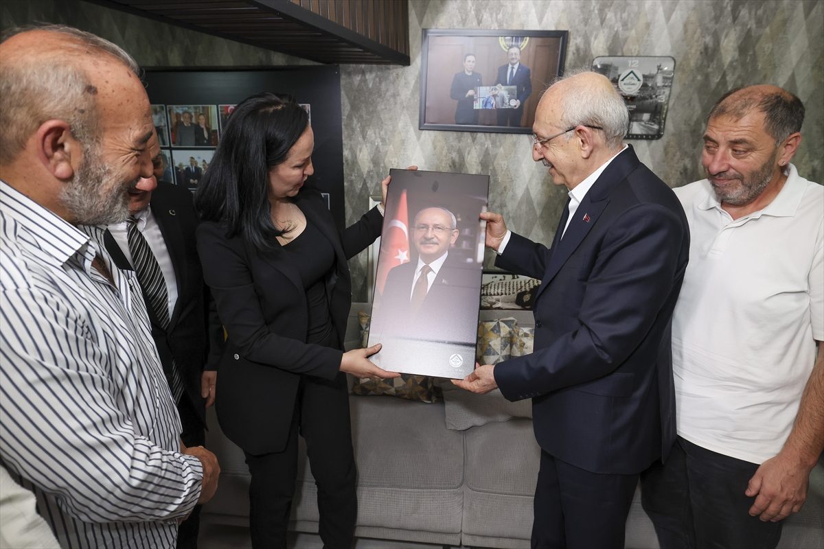 CHP Genel Başkanı Kılıçdaroğlu, Rüzgarlı İnşaat Malzemecileri Kooperatifini ziyaret etti