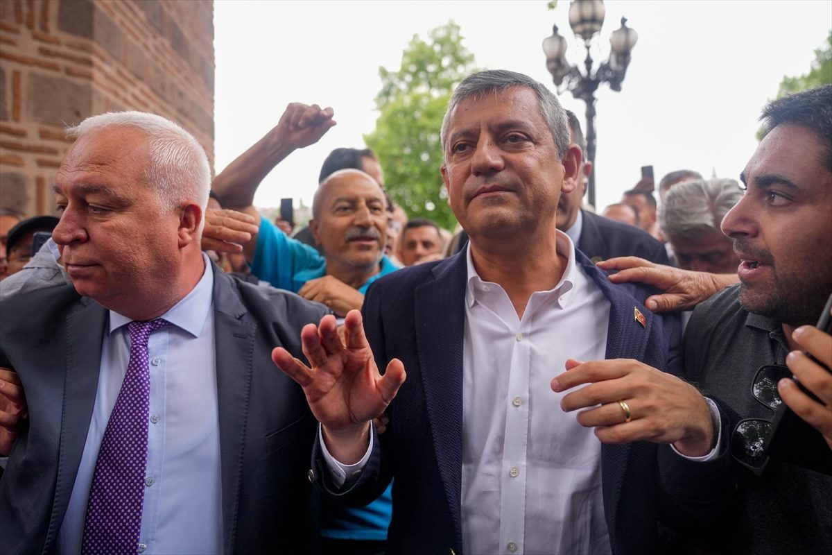 CHP’den istifa eden Özgür Özel, Hacı Bayram-ı Veli Camisi’nde açıklamalarda bulundu:
