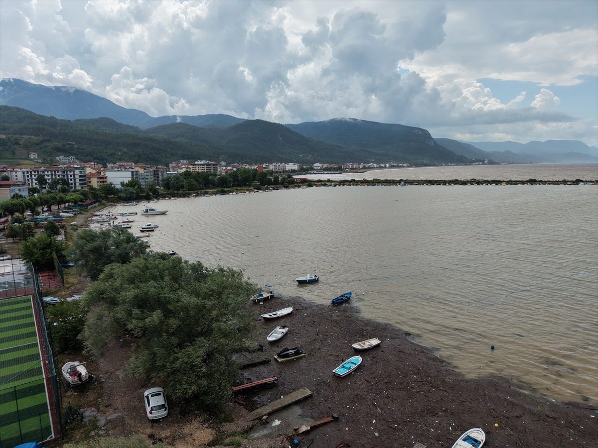 Cide Limanı ile Balıkçı Barınağı su taşkınları nedeniyle balçık ve odunlarla kaplandı