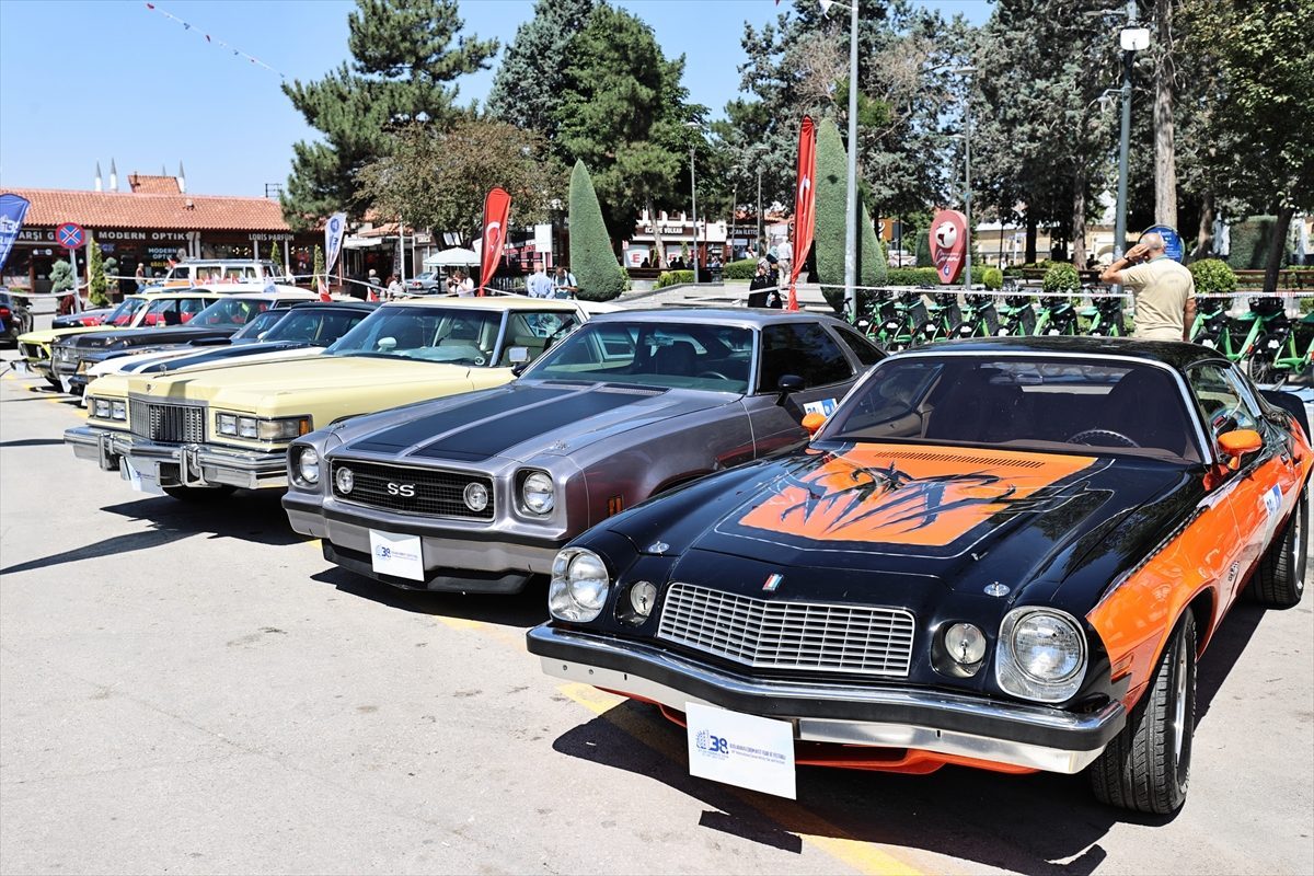 Çorum’da klasik otomobiller sergilendi