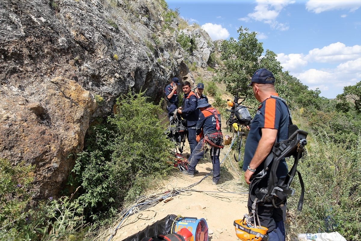 GÜNCELLEME – Çorum’da mağarada mahsur kalan kişiyi kurtarmak için yapılan çalışmalara ara verildi