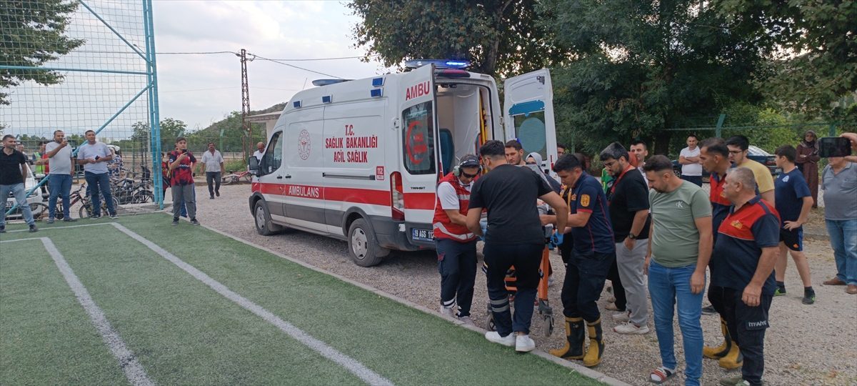 Çorum’da parmağı kapıya sıkışan çocuk helikopter ambulansla Ankara’ya gönderildi