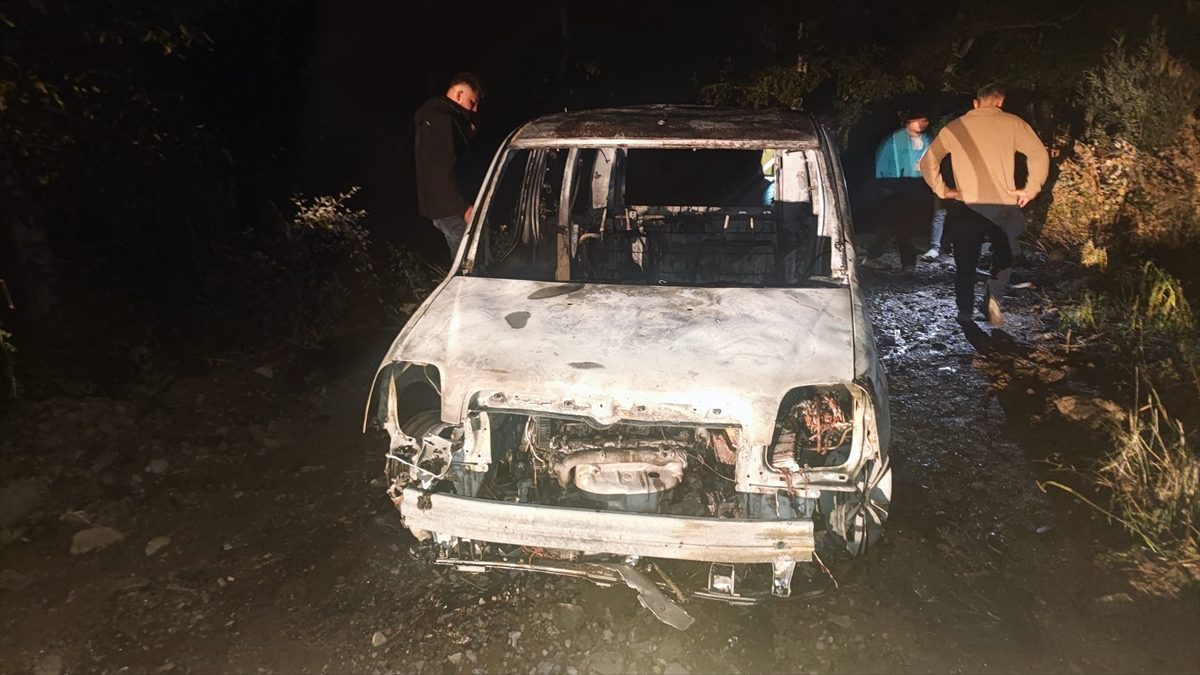 Çorum’da seyir halindeyken yanan araç kullanılamaz hale geldi