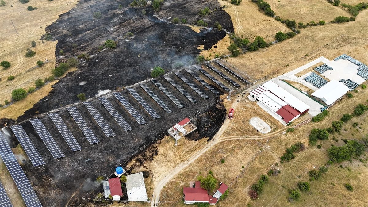 Çorum’da tarım arazisinde çıkan yangın GES panellerinde hasara neden oldu