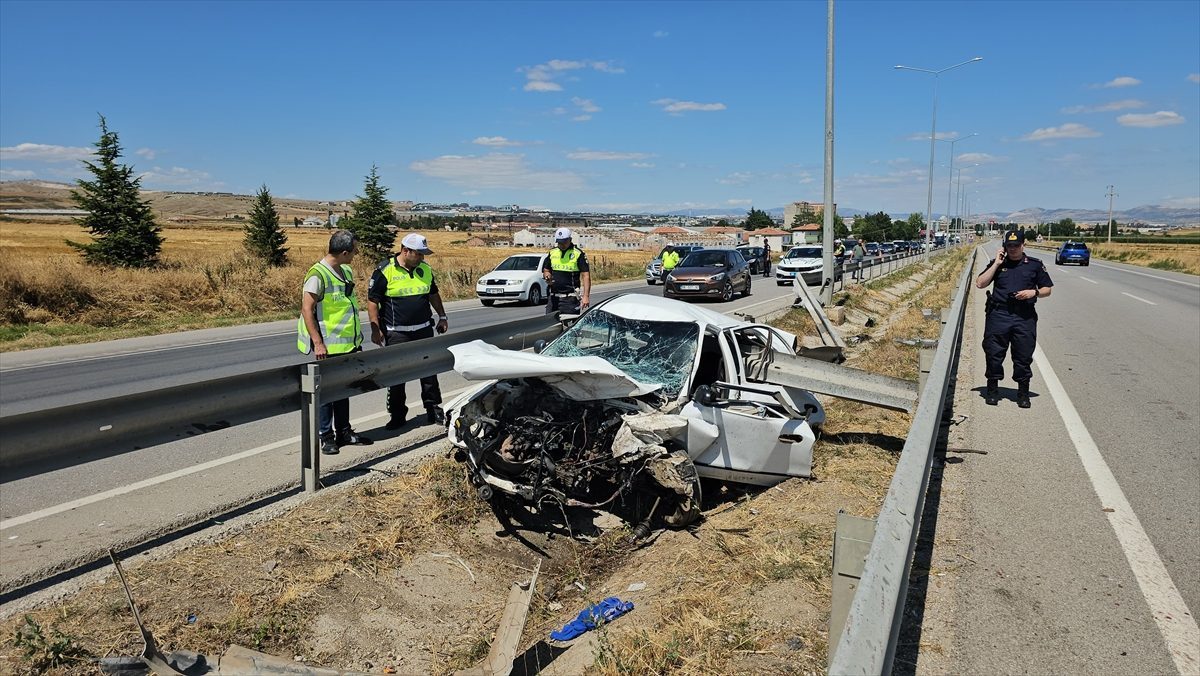 Çorum’da tır ile çarpışan otomobilin sürücüsü yaralandı