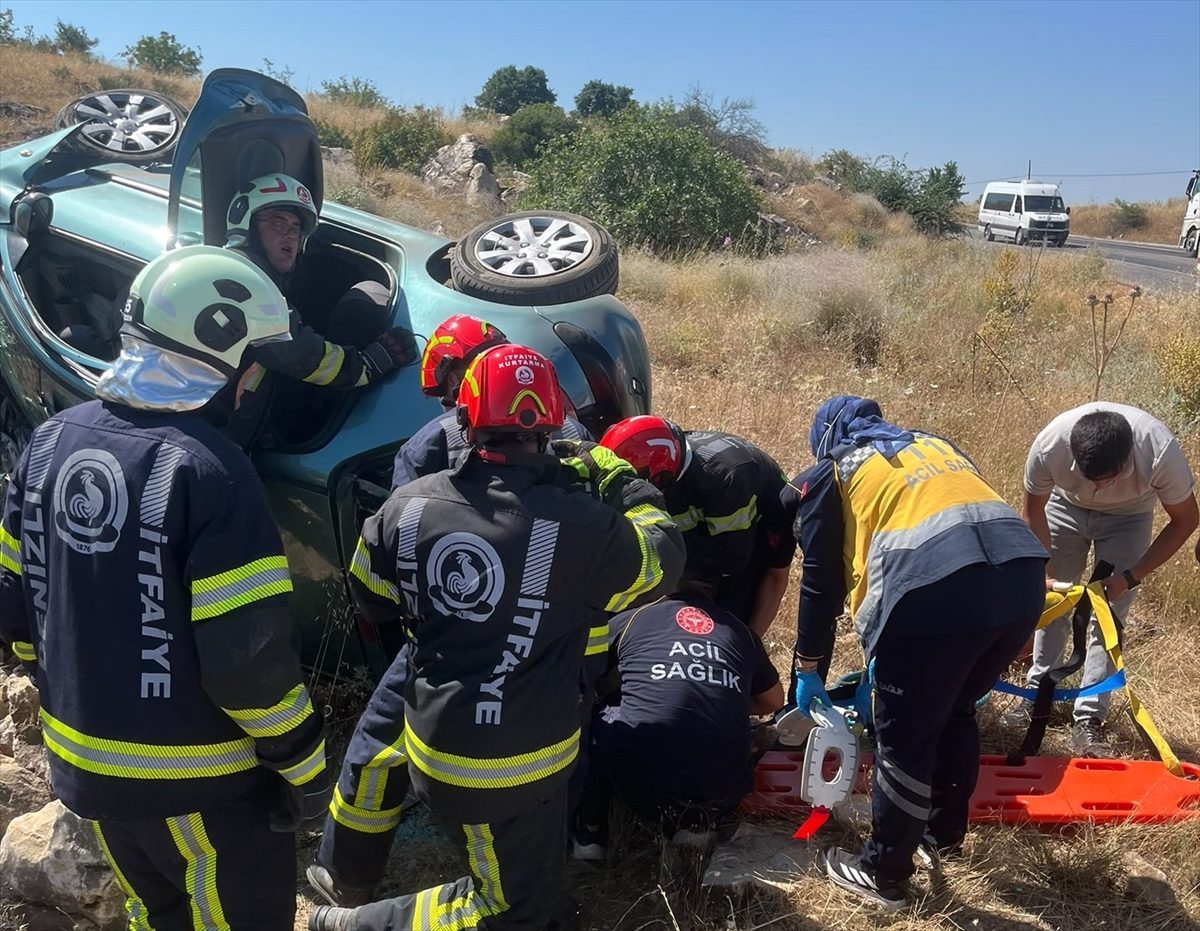 Denizli’de devrilen otomobildeki 4 kişi yaralandı