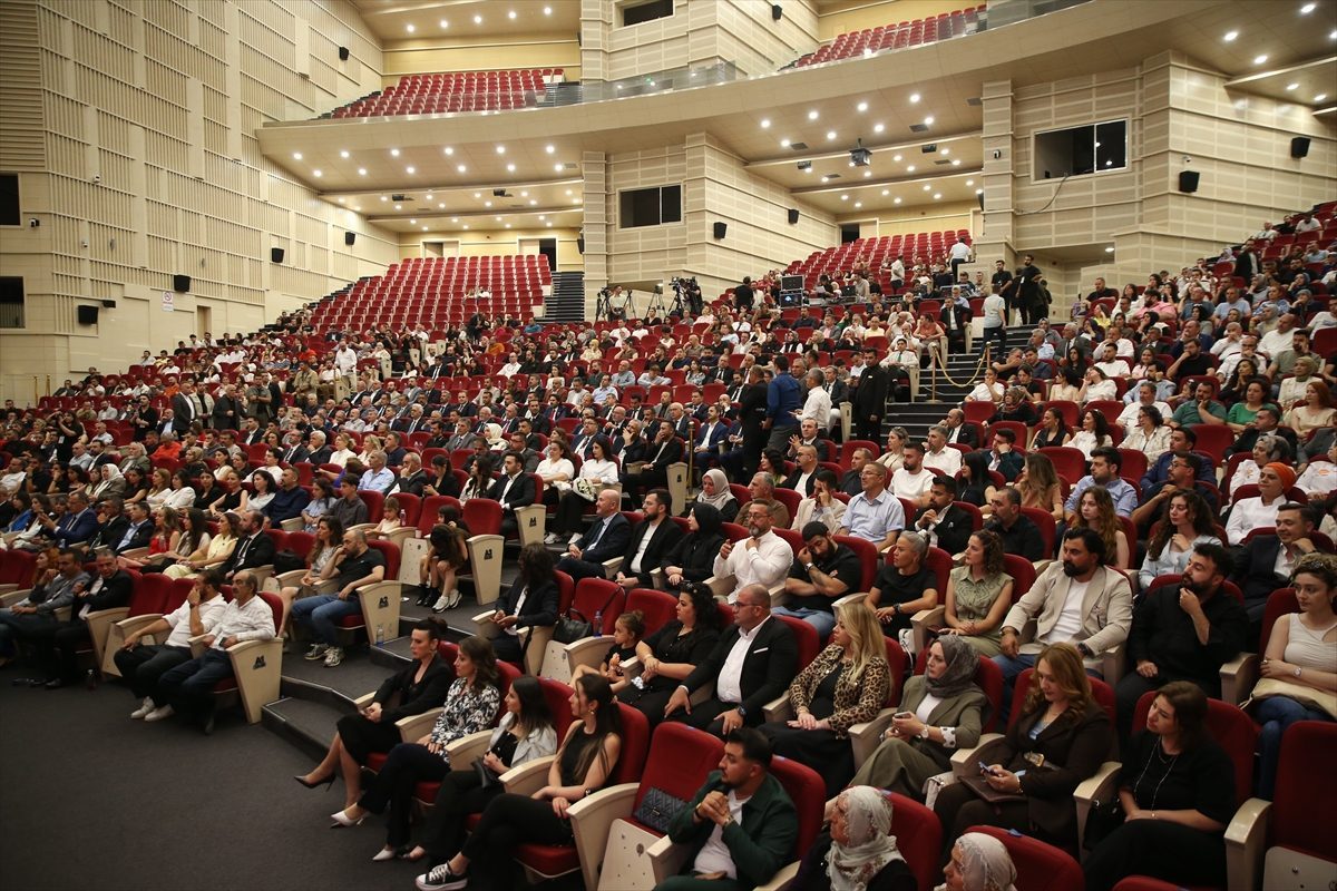 Devlet Tiyatroları Genel Müdürü Tamer Karadağlı’ya Kayseri’de ödül verildi