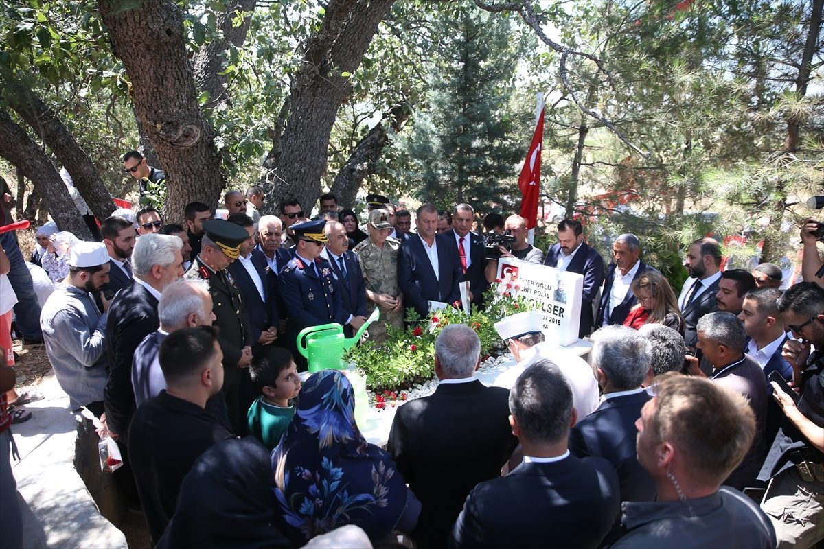 Diyarbakır ve Mardin’de 15 Temmuz şehitleri kabirleri başında anıldı